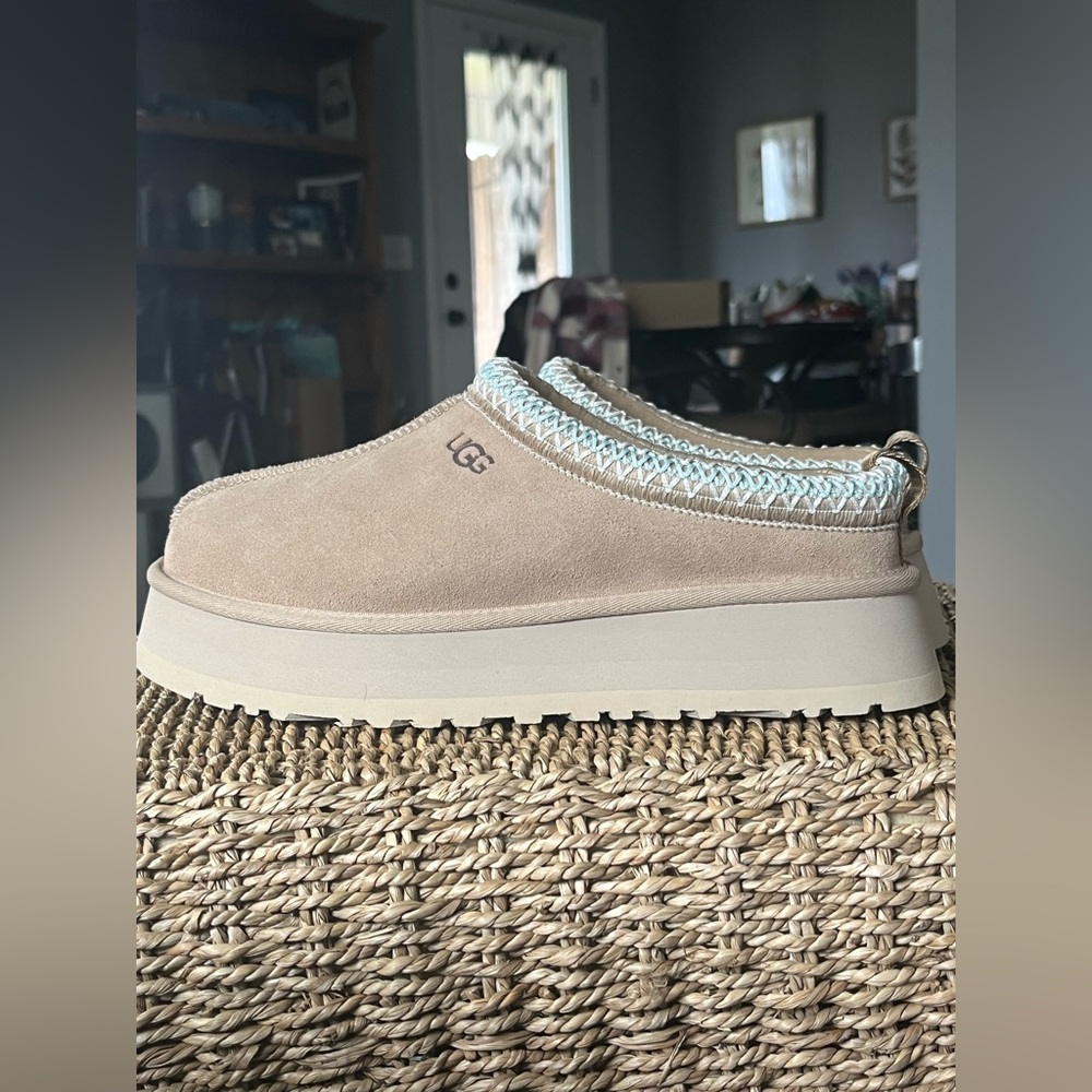 Womens size 9 UGG Tazz Sand color